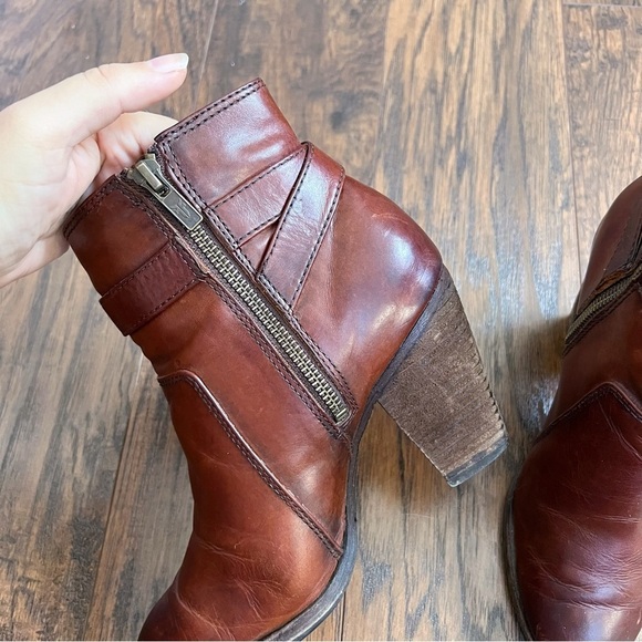 Frye • Patty Riding Bootie brown leather Redwood ankle boot heeled strap buckle - Picture 11 of 15